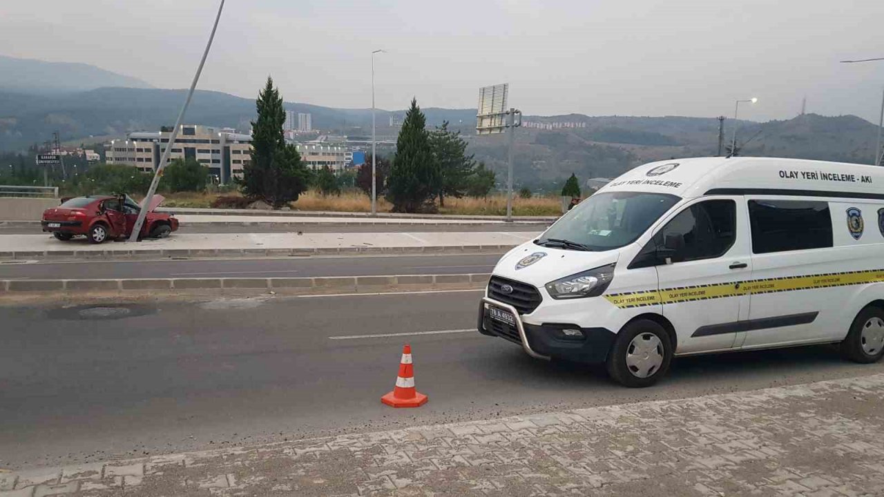 Aydınlatma direğine çarpan otomobil sürücüsü hayatını kaybetti