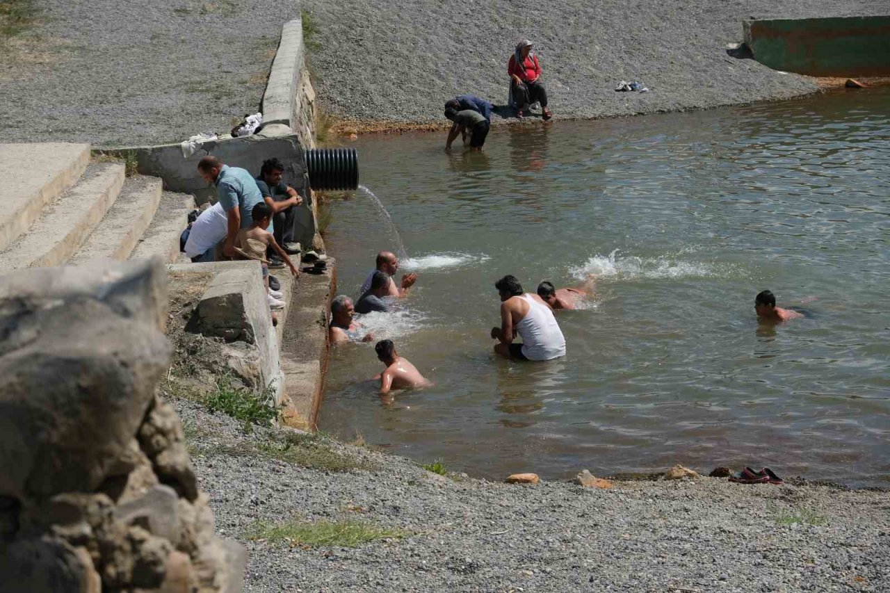 Sıcaktan bunalan çocuklar havuzda serinledi