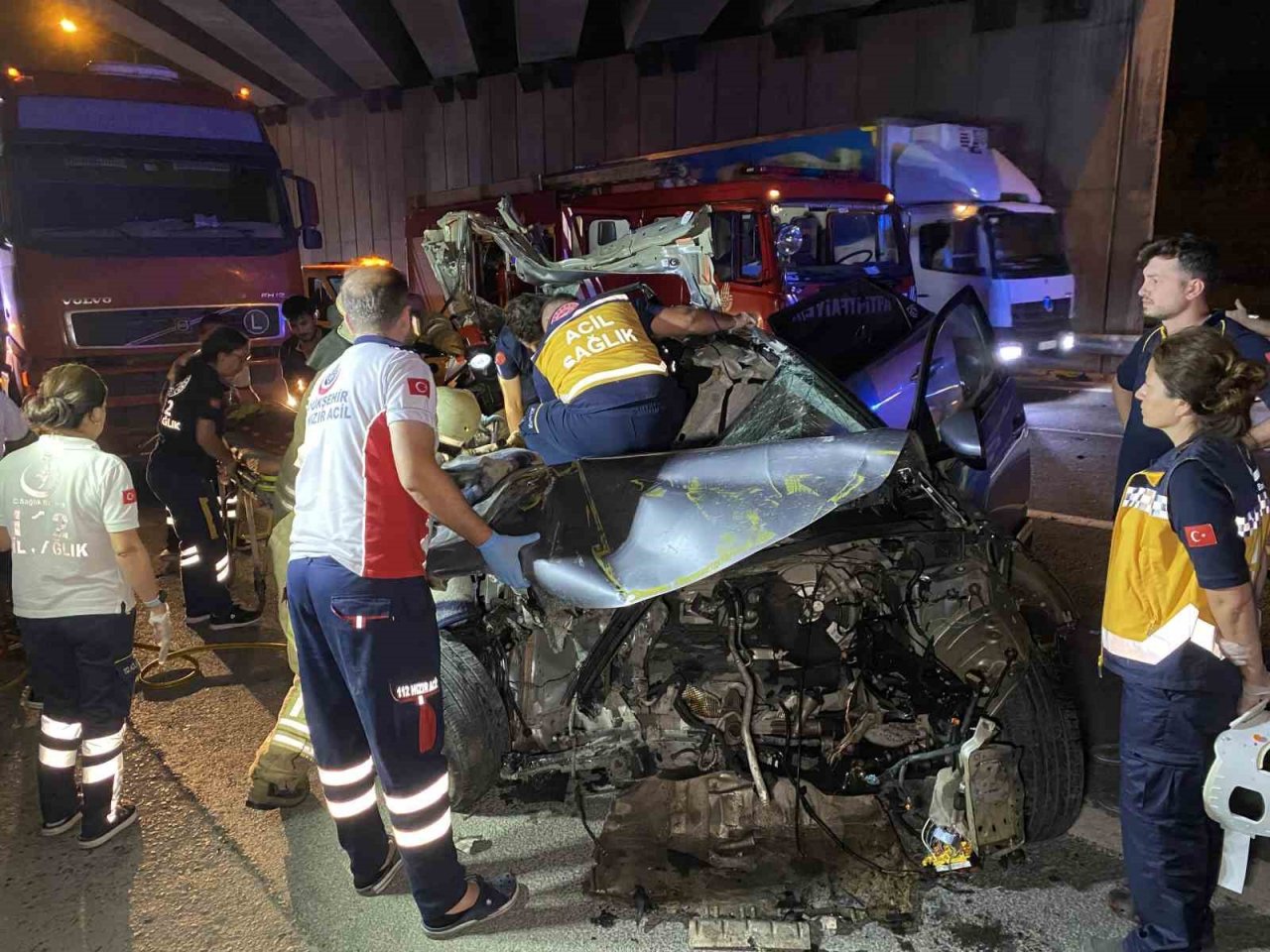 TEM’de makas atan sürücü kamyona çarptı: 1’i ağır 2 yaralı