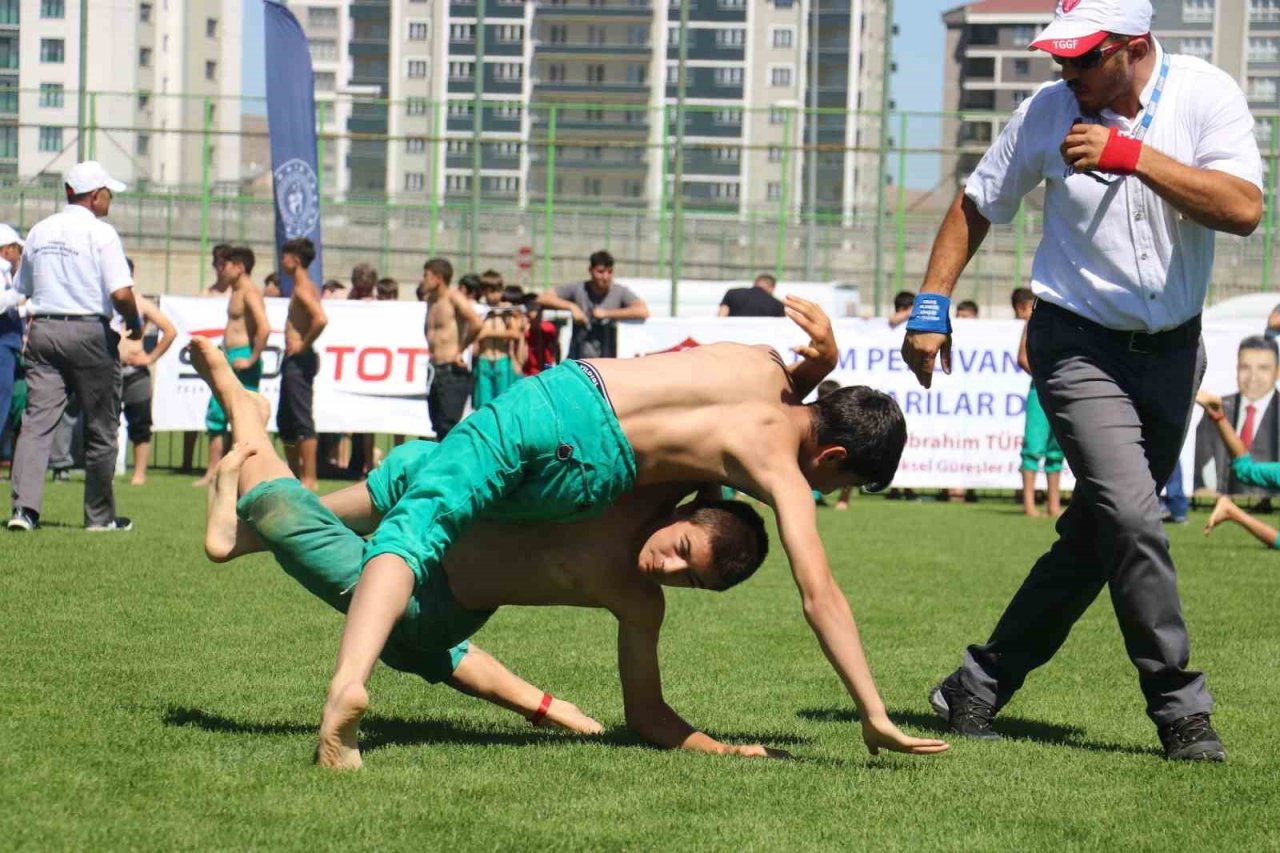Sivas’ta Pehlivanlar er meydanına indi