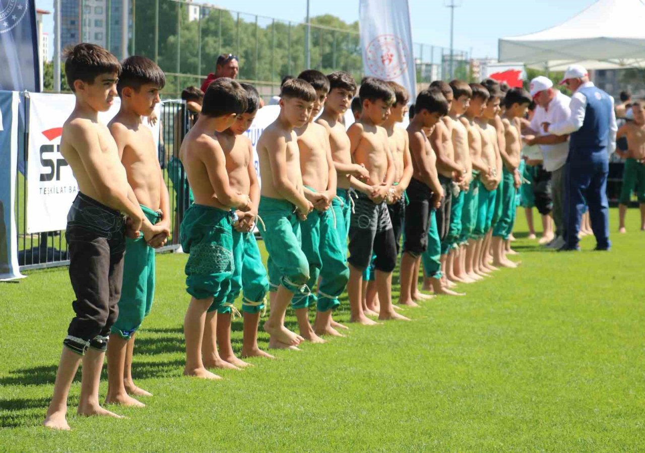 Sivas’ta Pehlivanlar er meydanına indi