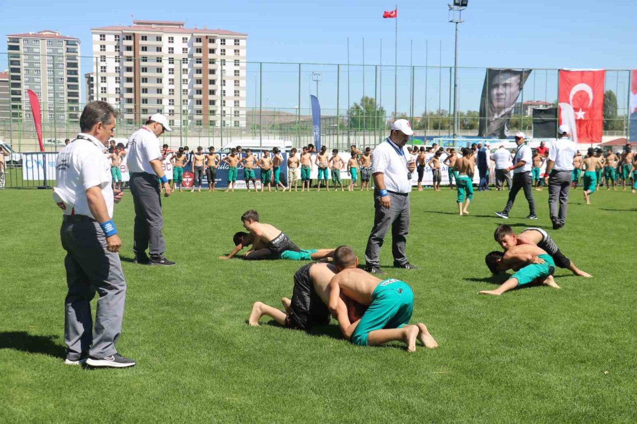 Sivas’ta Pehlivanlar er meydanına indi