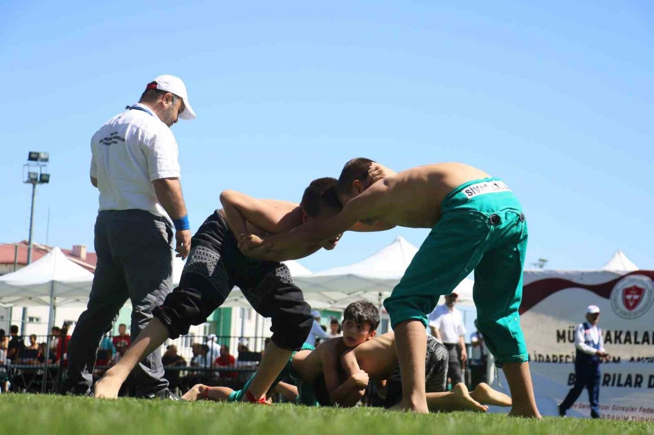 Sivas’ta Pehlivanlar er meydanına indi