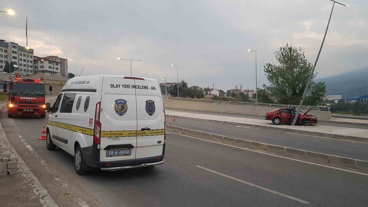 Aydınlatma direğine çarpan otomobil sürücüsü hayatını kaybetti