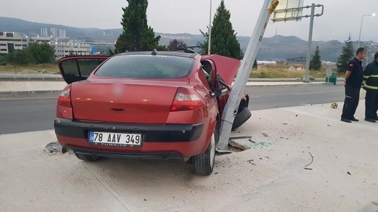 Aydınlatma direğine çarpan otomobil sürücüsü hayatını kaybetti