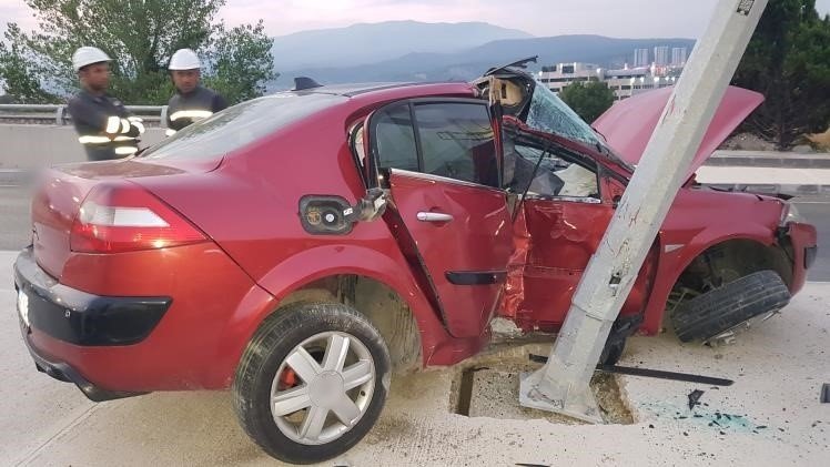 Aydınlatma direğine çarpan otomobil sürücüsü hayatını kaybetti