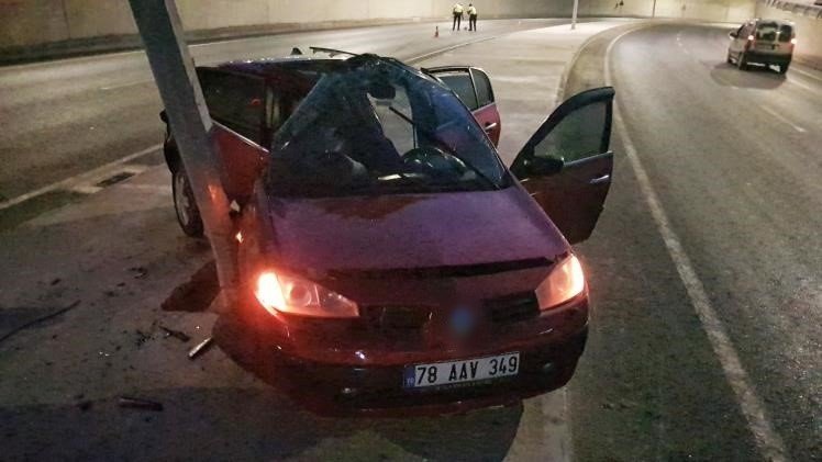 Aydınlatma direğine çarpan otomobil sürücüsü hayatını kaybetti