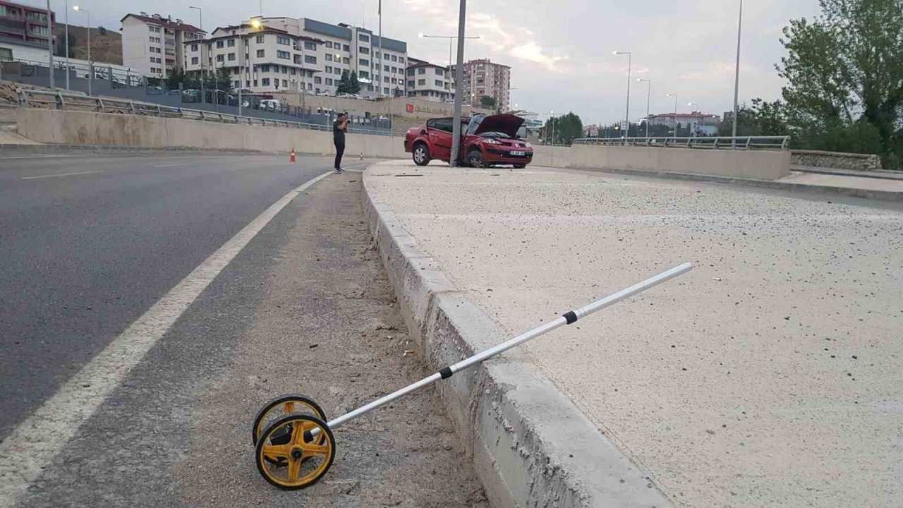 Aydınlatma direğine çarpan otomobil sürücüsü hayatını kaybetti