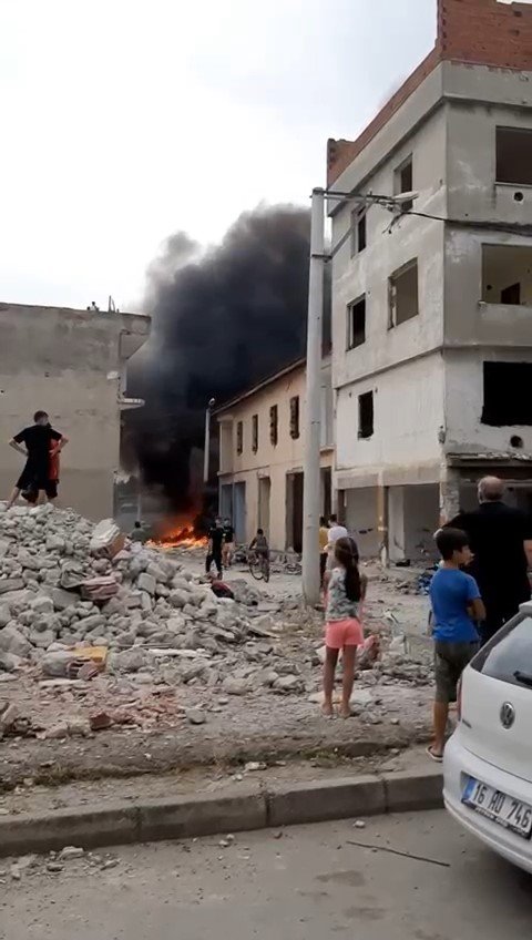 Hurdacılar kentsel dönüşümde atıkları yakıyor, şehri siyah duman kaplıyor