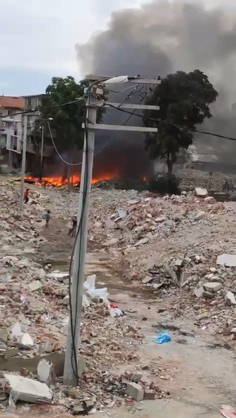 Hurdacılar kentsel dönüşümde atıkları yakıyor, şehri siyah duman kaplıyor