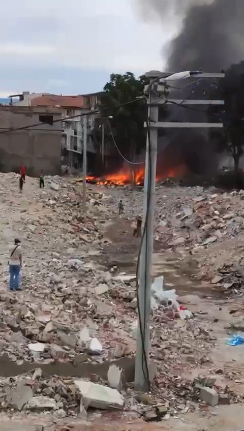 Hurdacılar kentsel dönüşümde atıkları yakıyor, şehri siyah duman kaplıyor