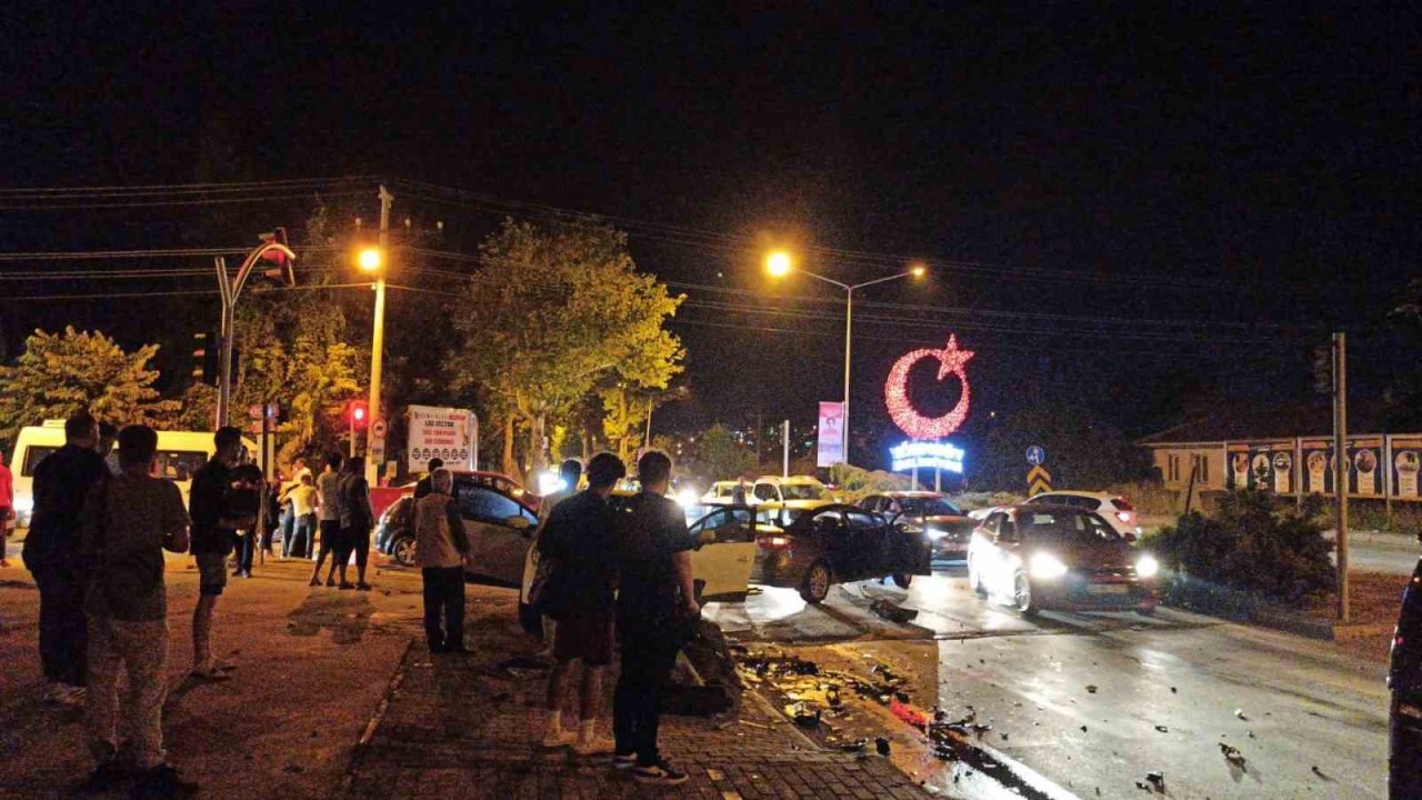 Yalova’da üç otomobil birbirine girdi: 3 yaralı