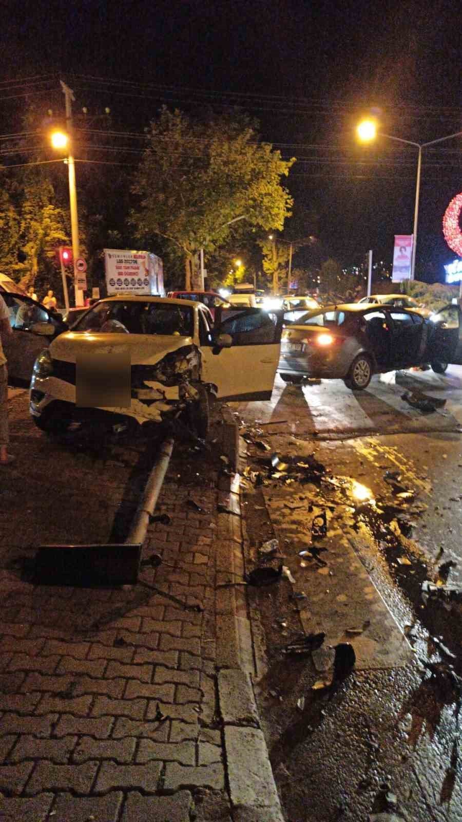 Yalova’da üç otomobil birbirine girdi: 3 yaralı