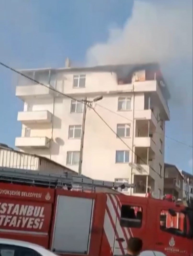 Pendik’te binanın çatı katı alev alev yandı
