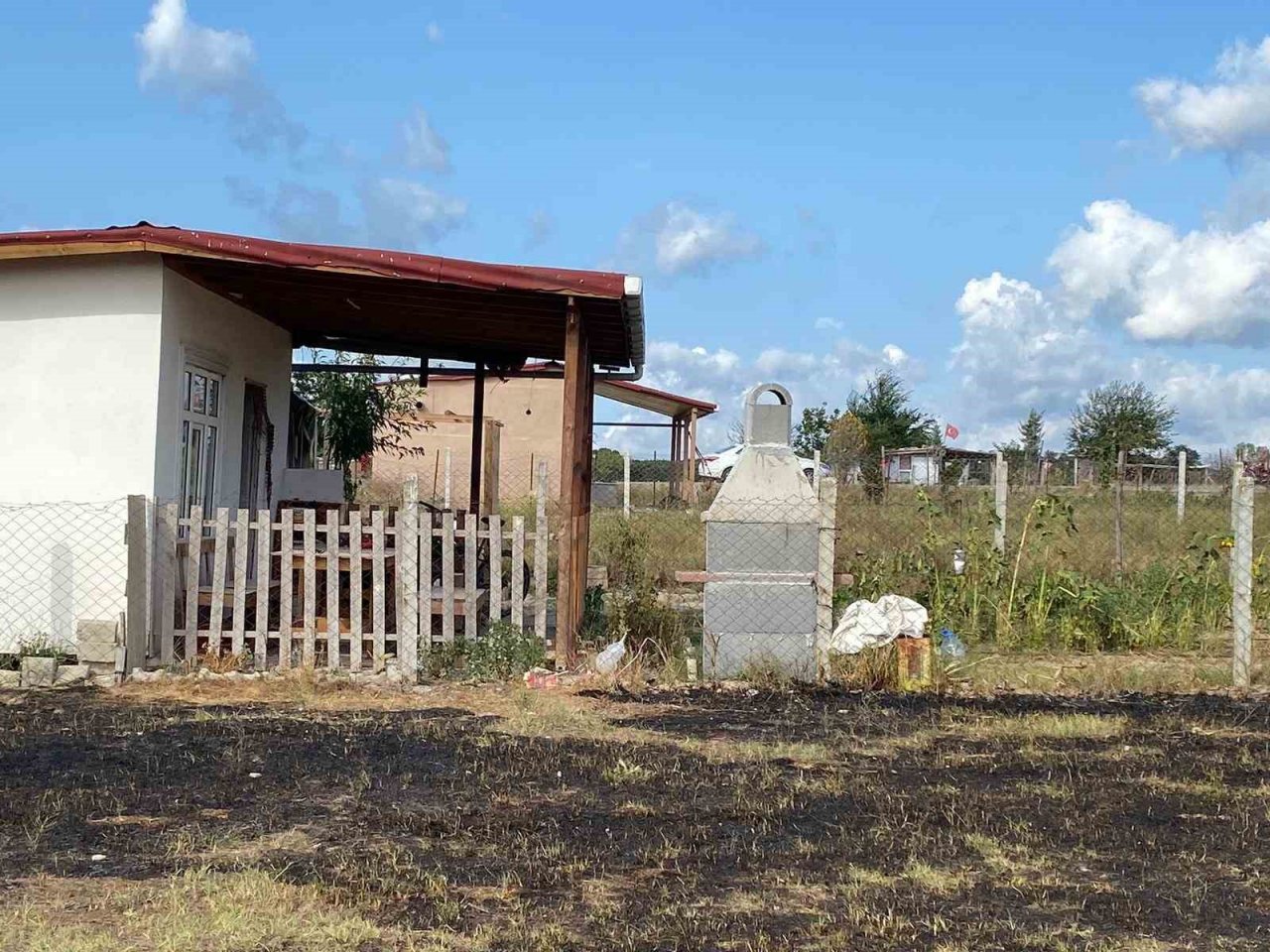 Bahçe şöminesinde çıkan yangın çayırlık alanı küle çevirdi