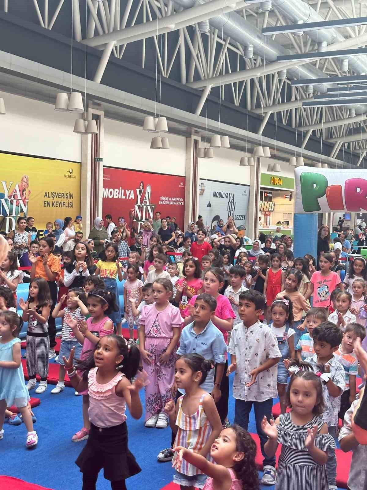 Çocuklar KUMSMALL AVM’de çok mutlu