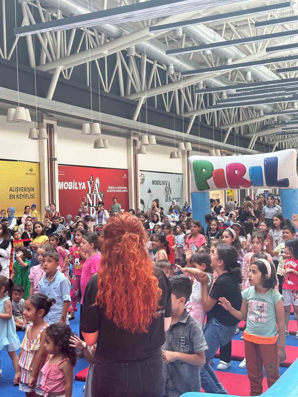 Çocuklar KUMSMALL AVM’de çok mutlu