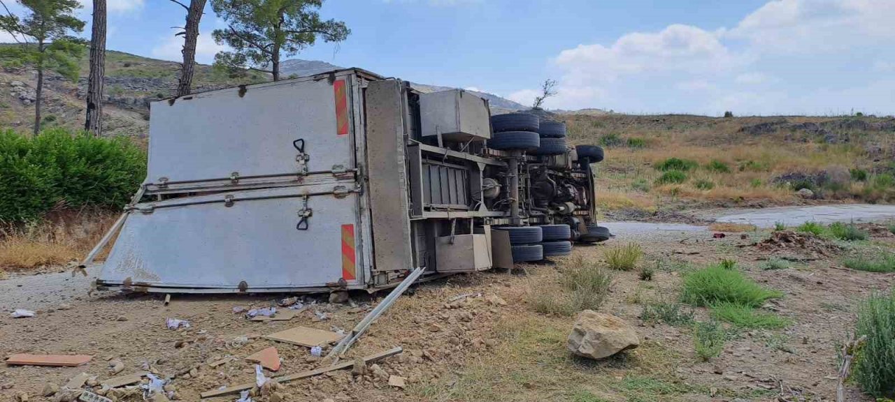 Antalya-Konya kayolunda kamyon şarampole devrildi: 1 yaralı