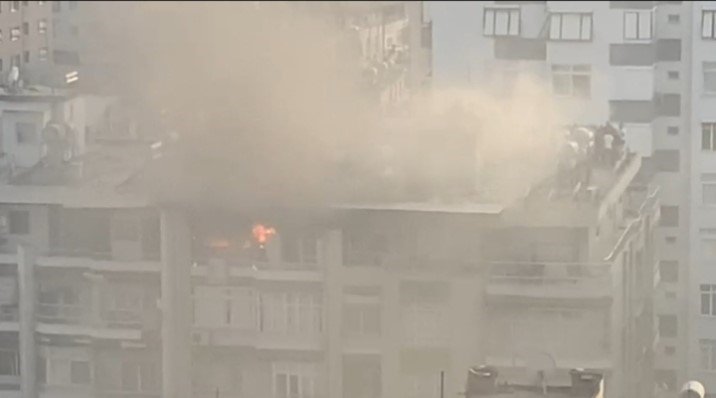 Adana’da apartman dairesi alevlere teslim oldu