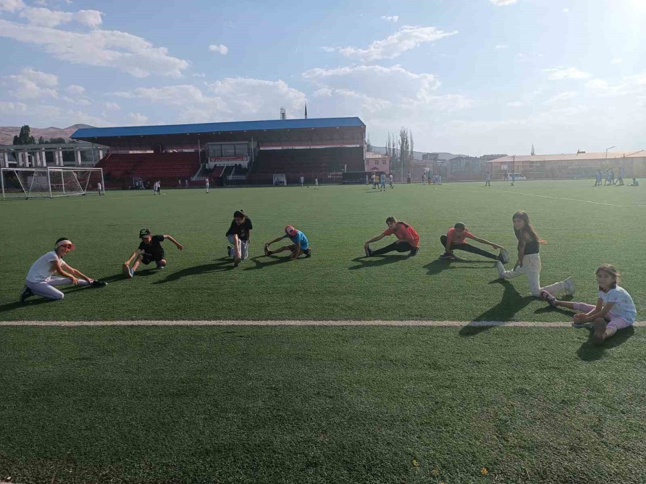 Ağrı’da GSB Spor Okulları projesi kapsamında öğrencilere spor eğitimi veriliyor