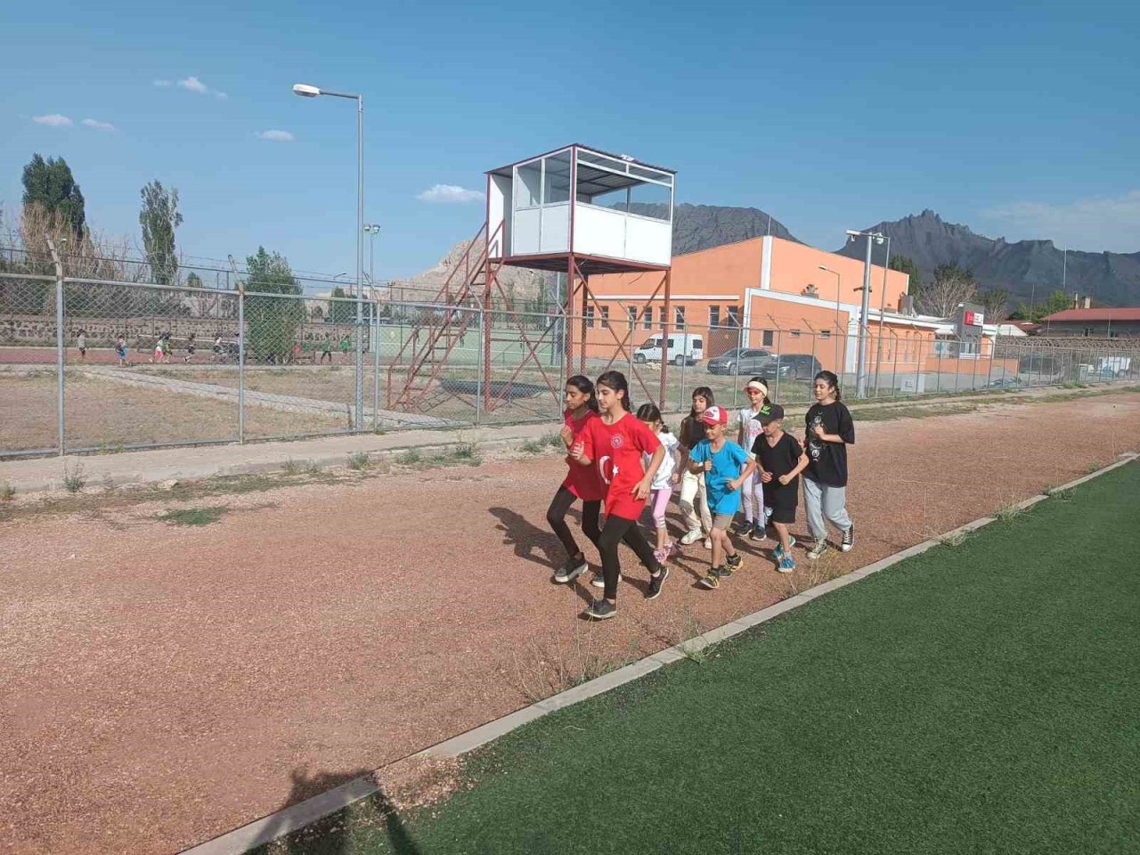 Ağrı’da GSB Spor Okulları projesi kapsamında öğrencilere spor eğitimi veriliyor