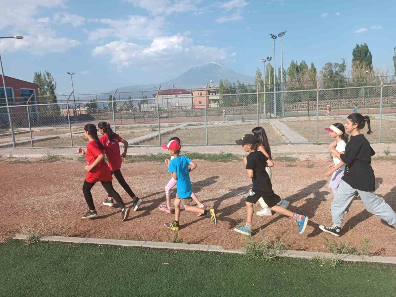 Ağrı’da GSB Spor Okulları projesi kapsamında öğrencilere spor eğitimi veriliyor