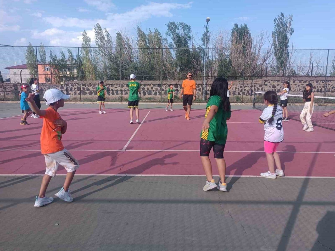 Ağrı’da GSB Spor Okulları projesi kapsamında öğrencilere spor eğitimi veriliyor