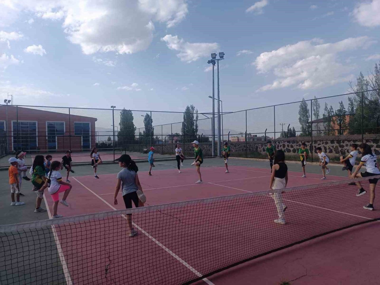 Ağrı’da GSB Spor Okulları projesi kapsamında öğrencilere spor eğitimi veriliyor