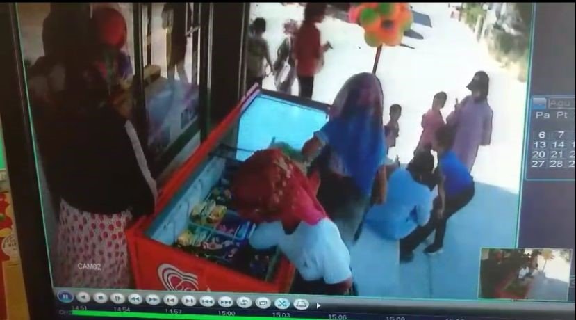 Dükkan sahibi namaz kılarken bakkaldan dondurma çaldılar...O anlar kamerada