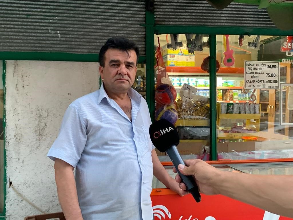 Dükkan sahibi namaz kılarken bakkaldan dondurma çaldılar...O anlar kamerada