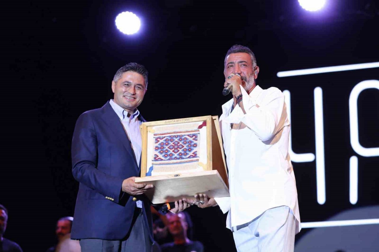 Hakan Altun ve Hüsnü Şenlendirici Aliağa’da sevenleriyle buluştu