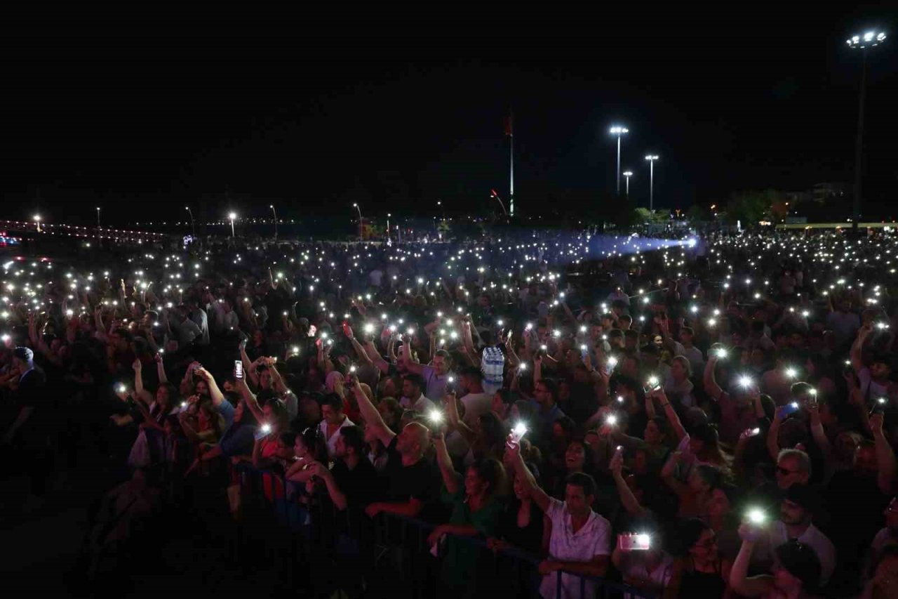 Hakan Altun ve Hüsnü Şenlendirici Aliağa’da sevenleriyle buluştu