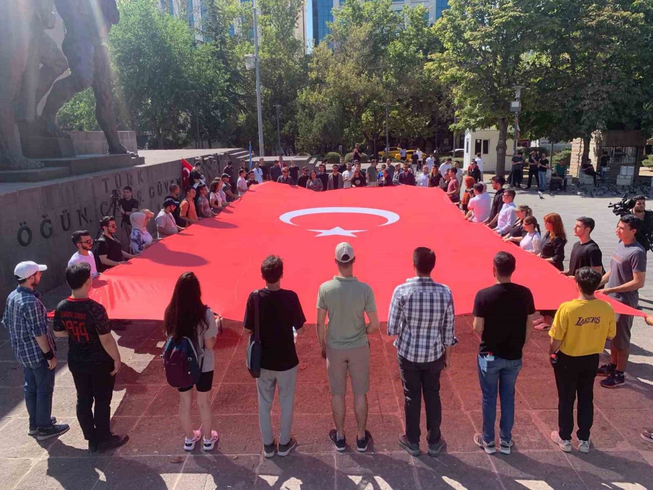 Başkent’te şehitler için saygı duruşu