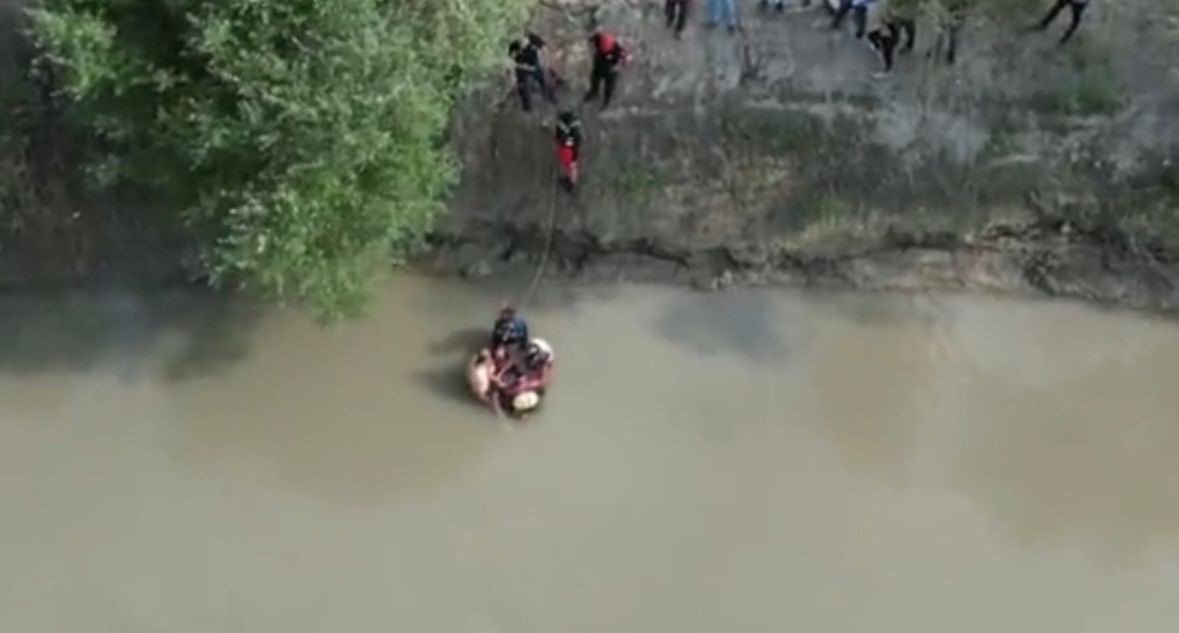 Düzce’de Melen Çayı’nda sürüklenen şahıs böyle kurtarıldı
