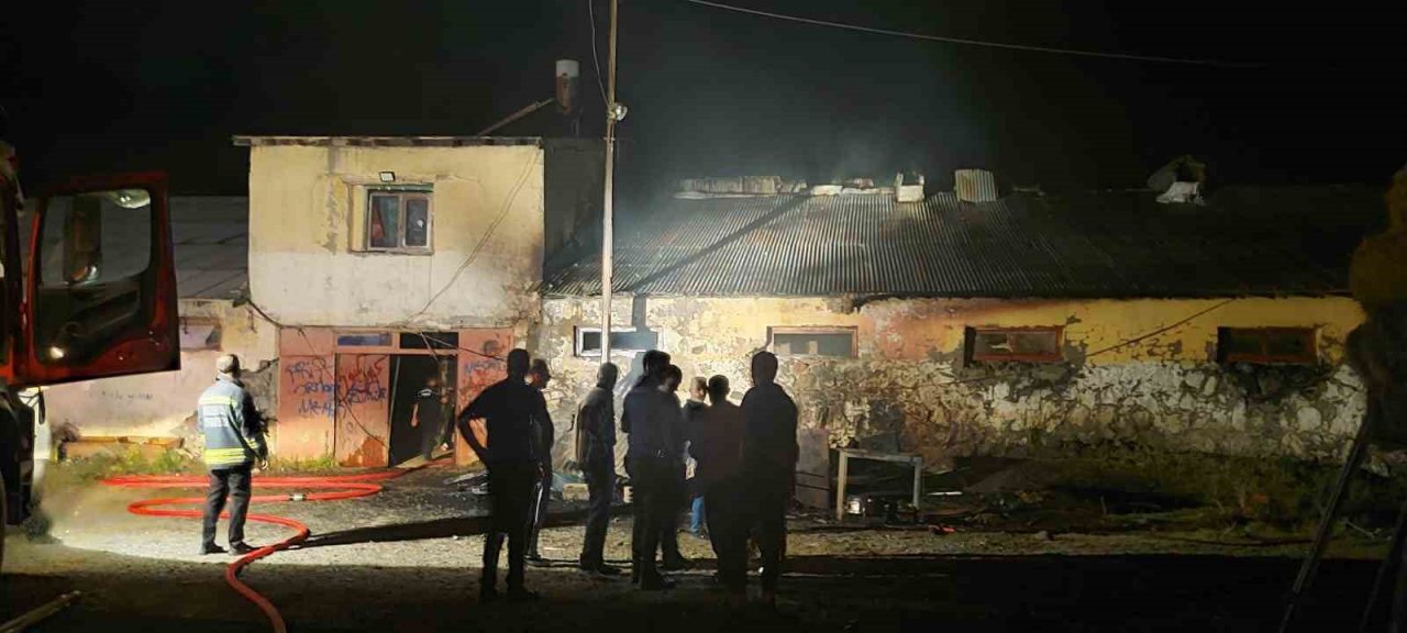 Ahırda yangın paniğe neden oldu, kedisini kurtarmak isteyen küçük kız duygulandırdı