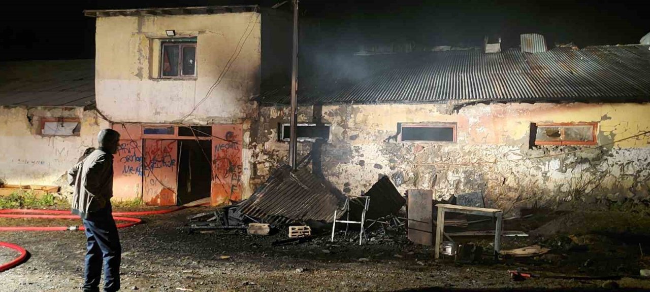 Ahırda yangın paniğe neden oldu, kedisini kurtarmak isteyen küçük kız duygulandırdı