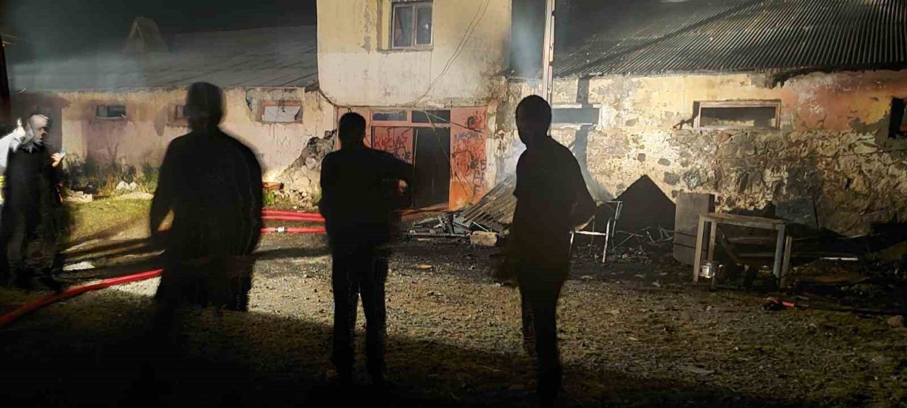 Ahırda yangın paniğe neden oldu, kedisini kurtarmak isteyen küçük kız duygulandırdı