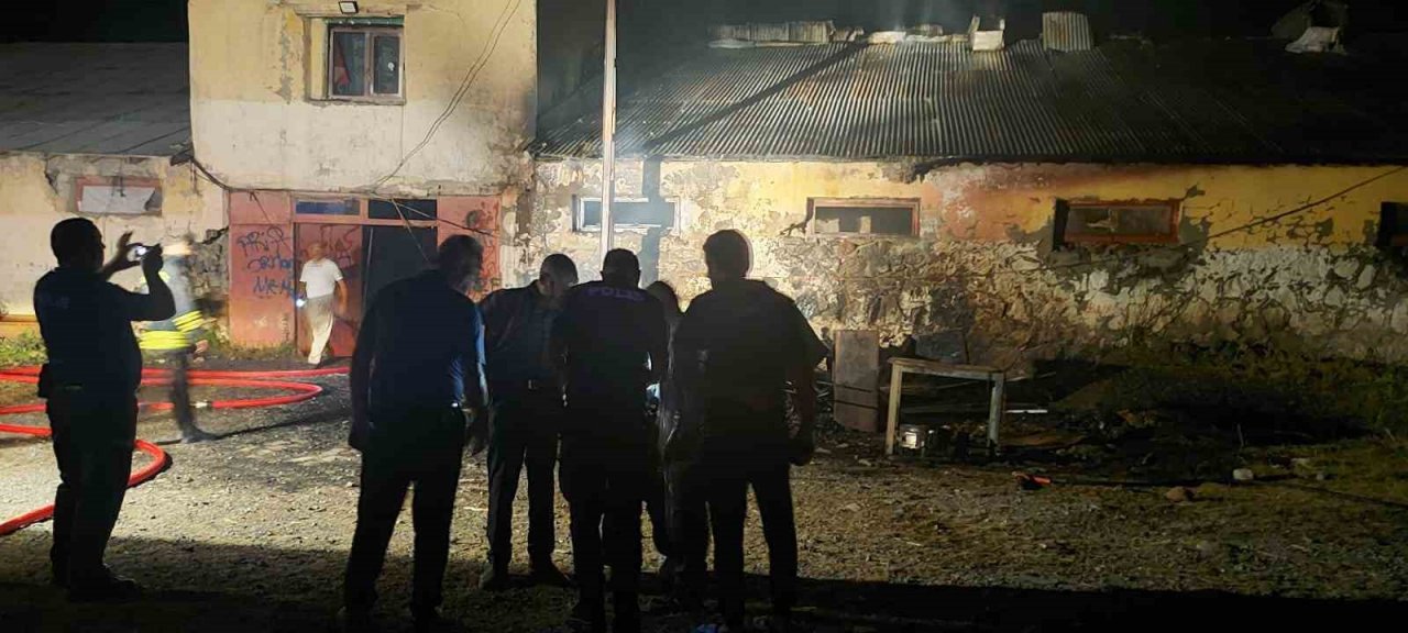 Ahırda yangın paniğe neden oldu, kedisini kurtarmak isteyen küçük kız duygulandırdı