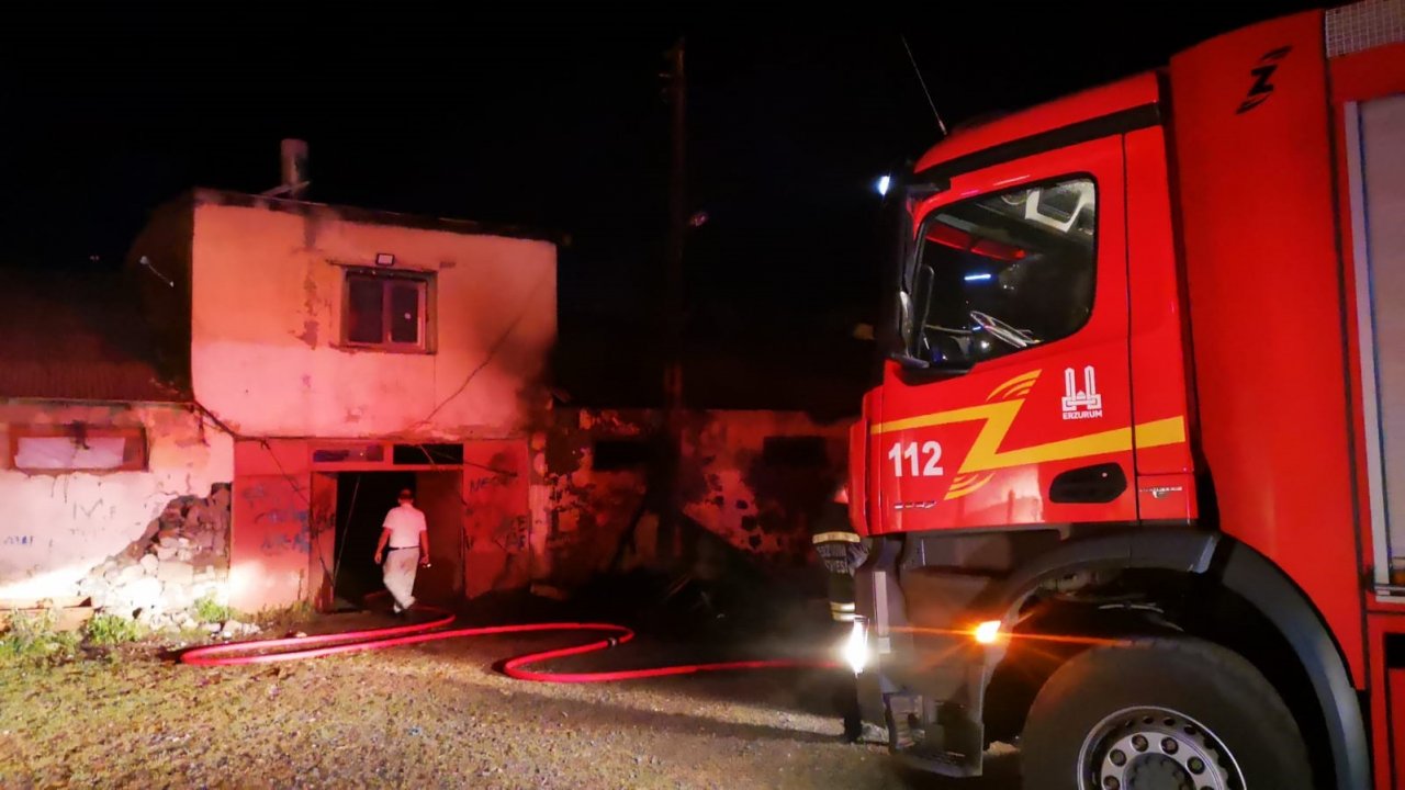 Ahırda yangın paniğe neden oldu, kedisini kurtarmak isteyen küçük kız duygulandırdı