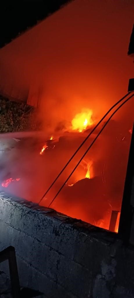 Ahırda çıkan yangında samanlar küle döndü