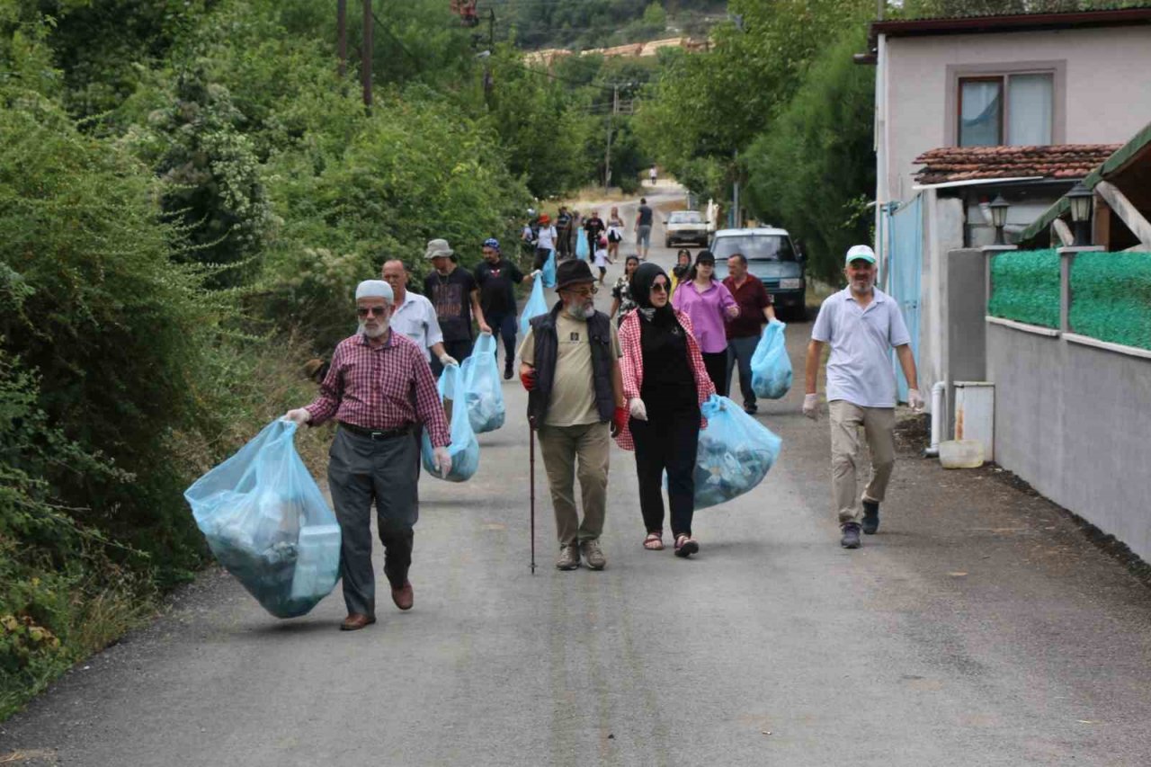 Karabük’te akademisyenlerle köylüler çevre temizliği yaptı