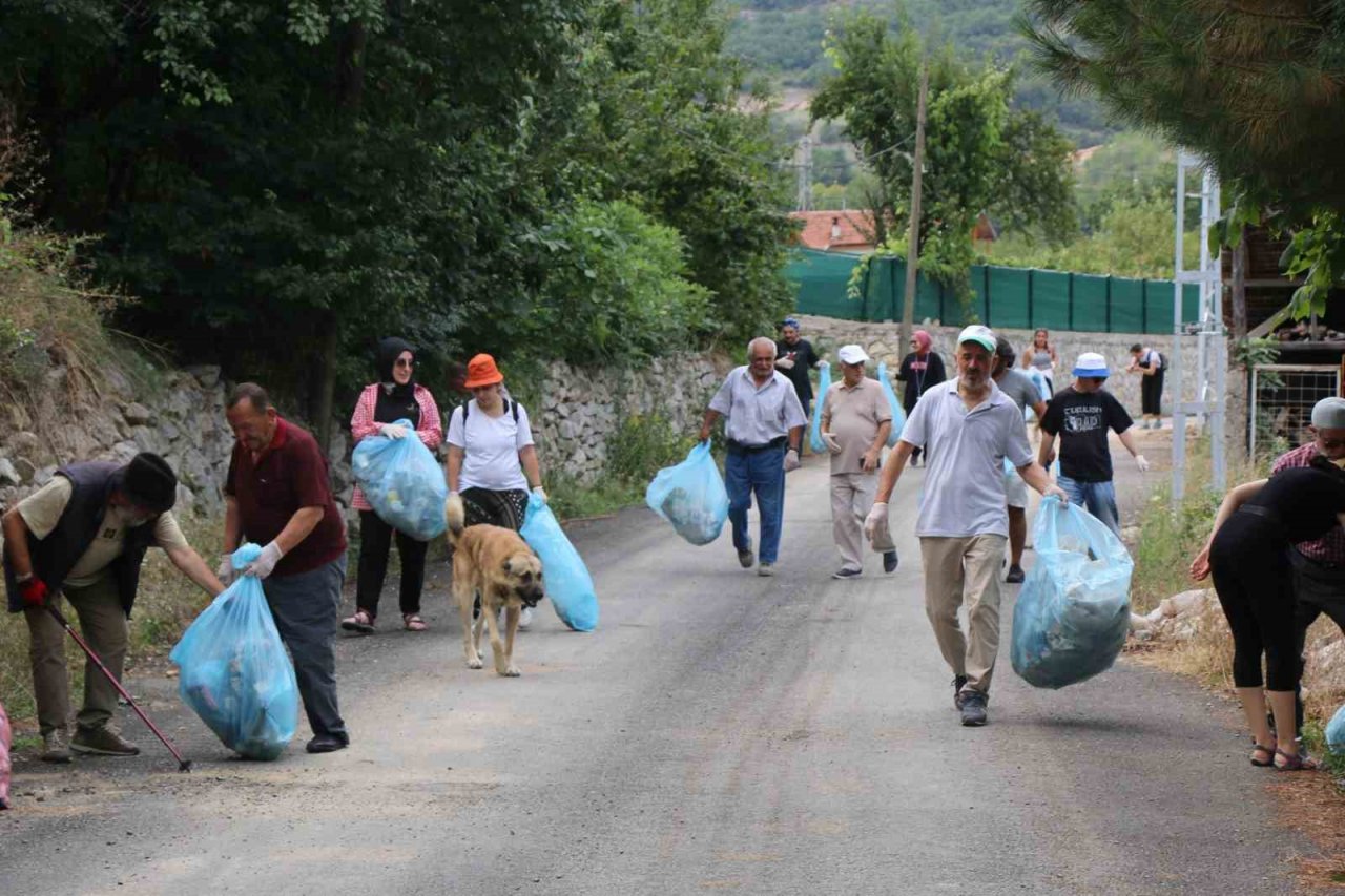 Karabük’te akademisyenlerle köylüler çevre temizliği yaptı