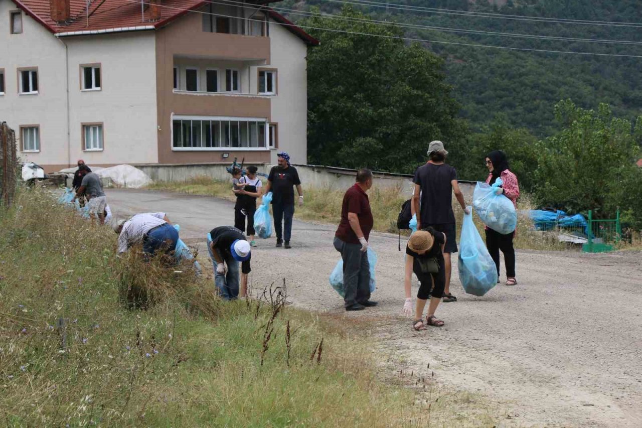 Karabük’te akademisyenlerle köylüler çevre temizliği yaptı
