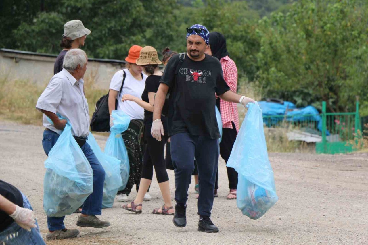 Karabük’te akademisyenlerle köylüler çevre temizliği yaptı