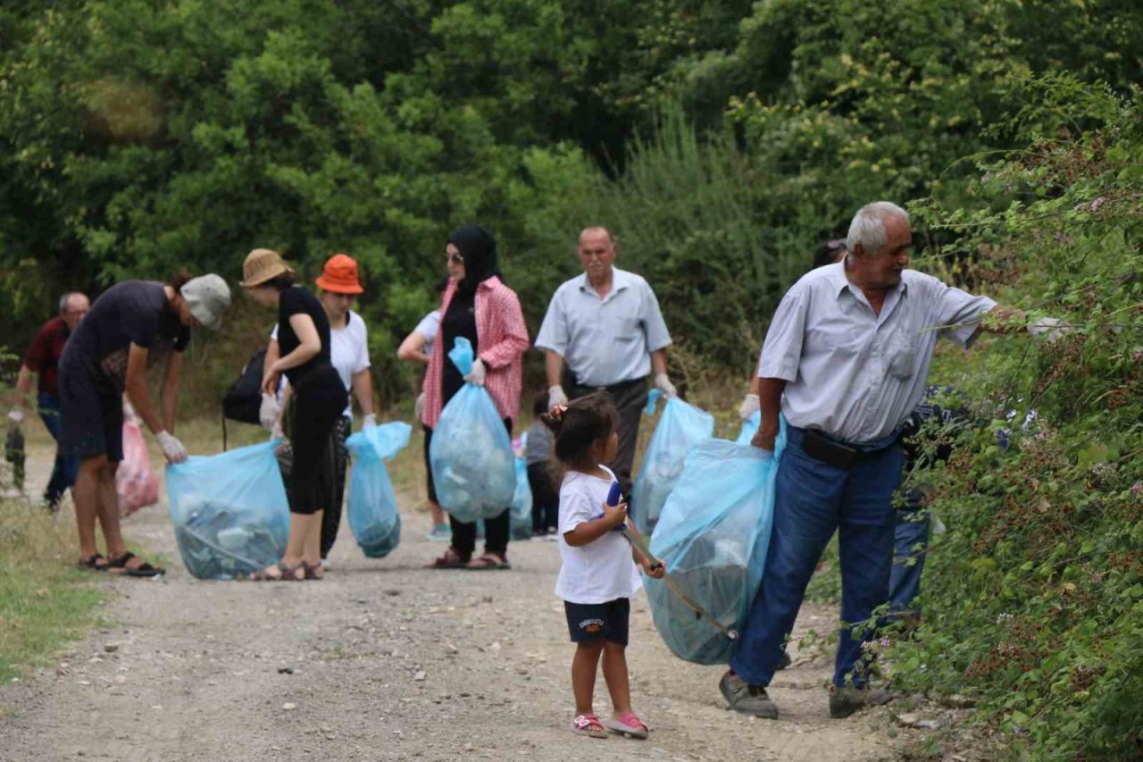 Karabük’te akademisyenlerle köylüler çevre temizliği yaptı