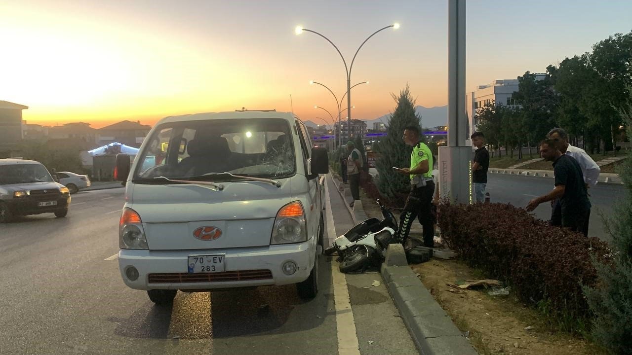 Kamyonetin elektrikli bisiklete çarpma anı kameraya yansıdı: 1 yaralı