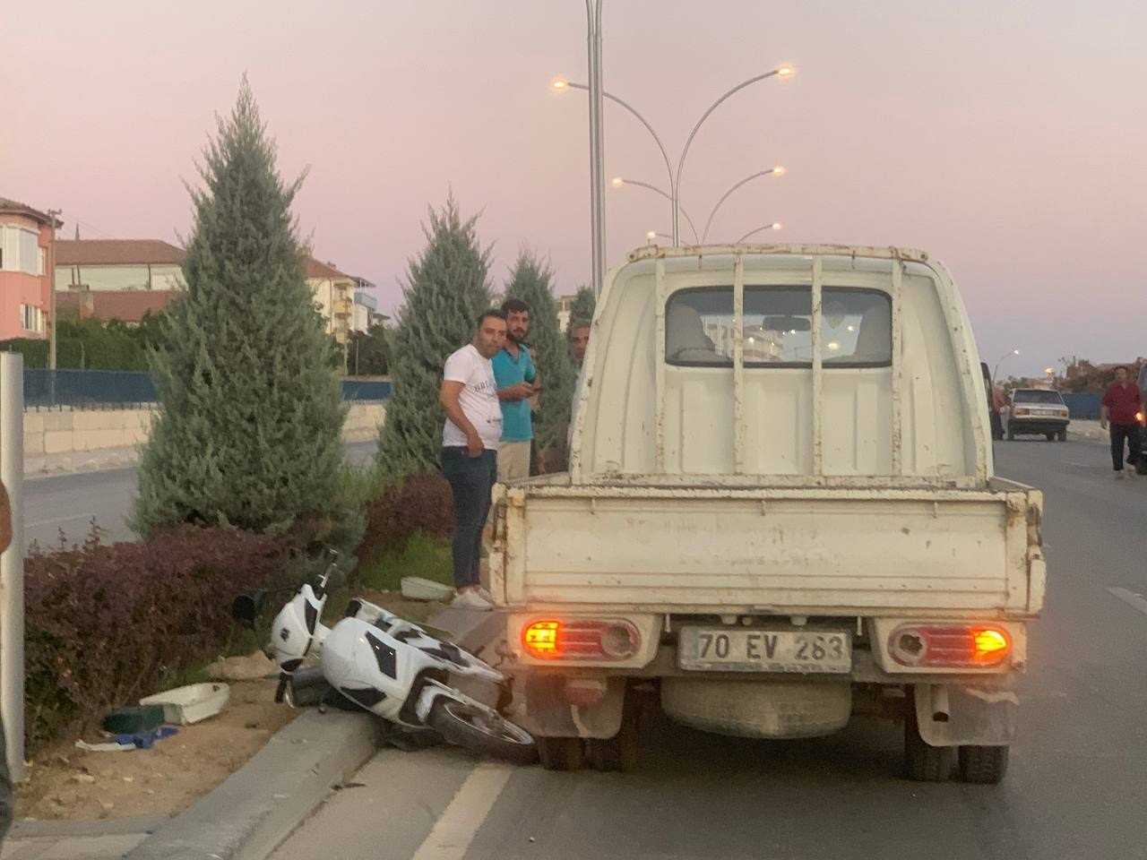 Kamyonetin elektrikli bisiklete çarpma anı kameraya yansıdı: 1 yaralı