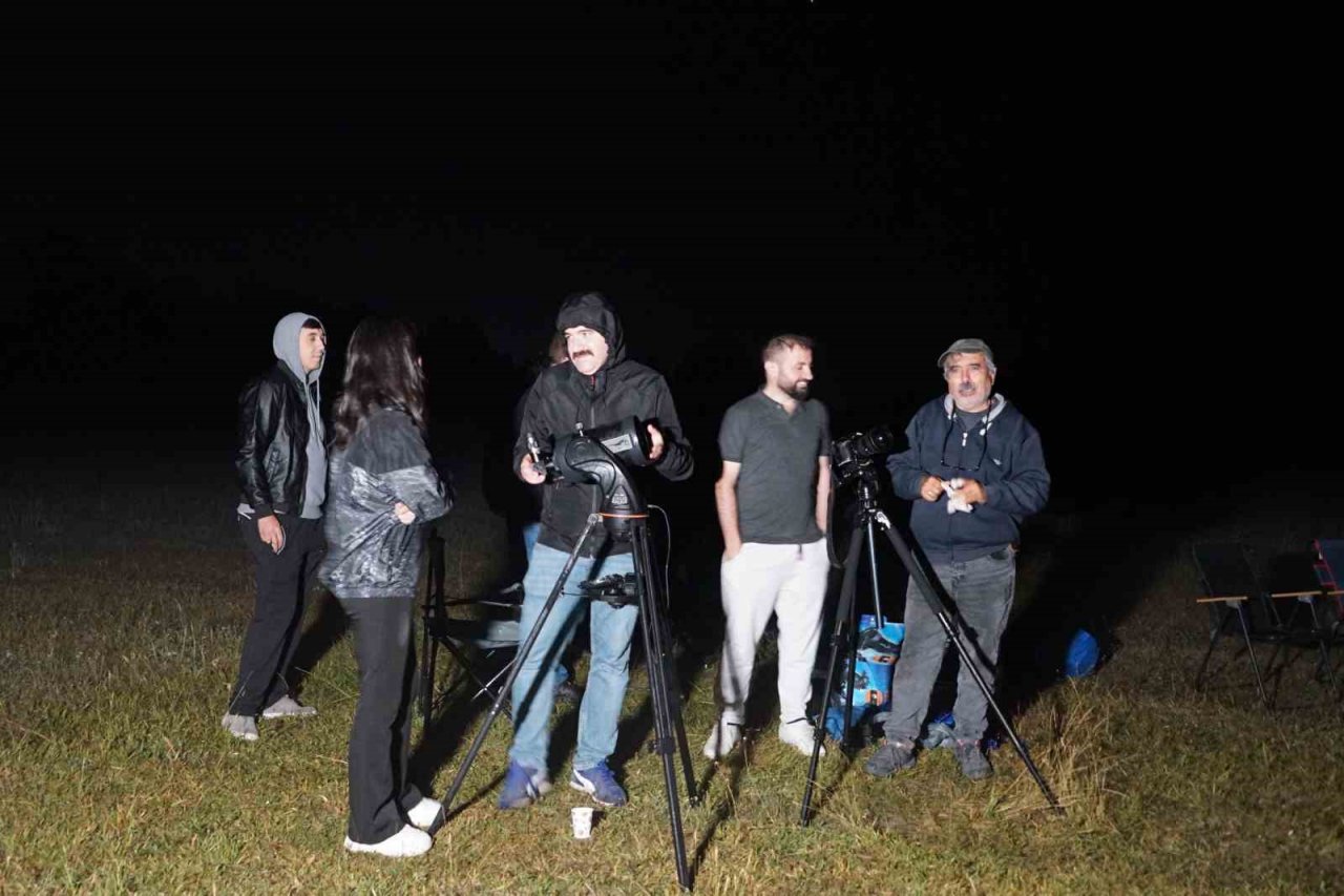 Ilgaz Dağı’nda soğuk havaya rağmen meteor yağmurunu izlediler