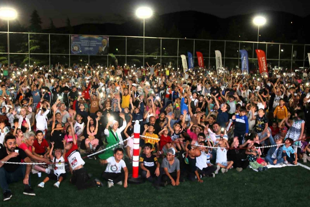 Çocuklar açık hava sinemasının keyfini çıkardı