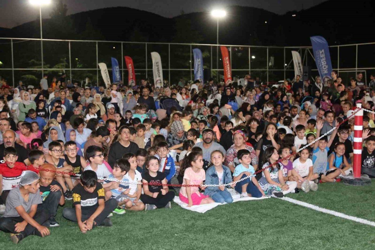 Çocuklar açık hava sinemasının keyfini çıkardı